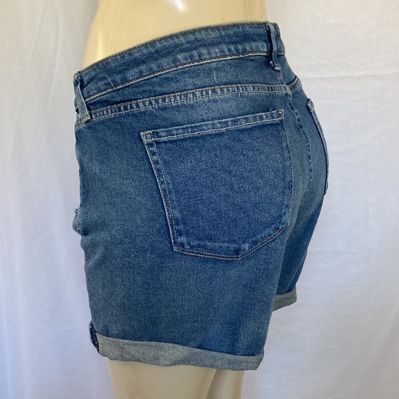 ARIZONA JEAN CO Blue Denim Midi Shorts Size 19 DISTRESSED and RIPPED Cuffed NWT - Picture 3 of 6